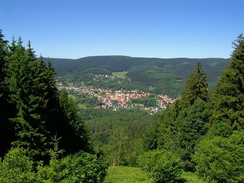 An image depicting the trail Schneekopf Walk via Hochmoor am Großen Beerberg and its surrounding area.
