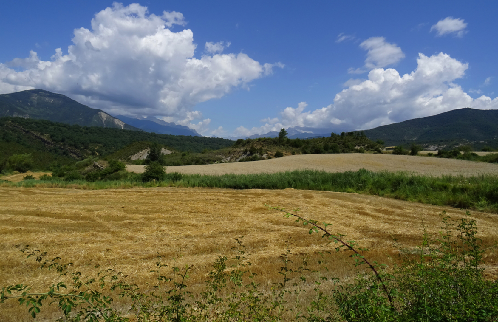 An image depicting the trail Isún de Basa - Satue PR HU 5 and its surrounding area.