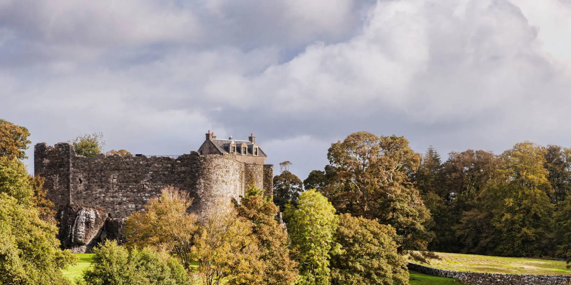 An image depicting the trail Ganavan Bay and Dunstaffnage Castle and its surrounding area.