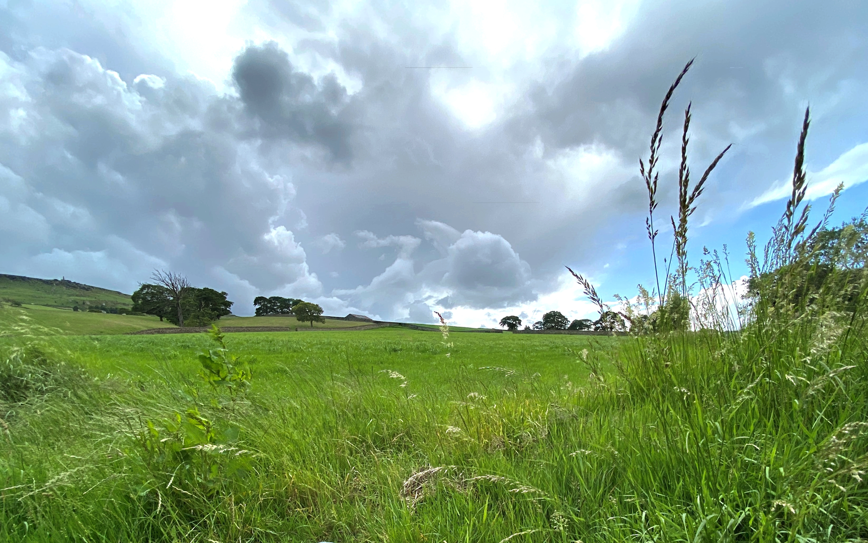 An image depicting the trail Earl Crag from Cowling and its surrounding area.