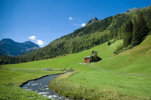 An image depicting the trail Sertig Pass - Scaleta Pass Trail and its surrounding area.