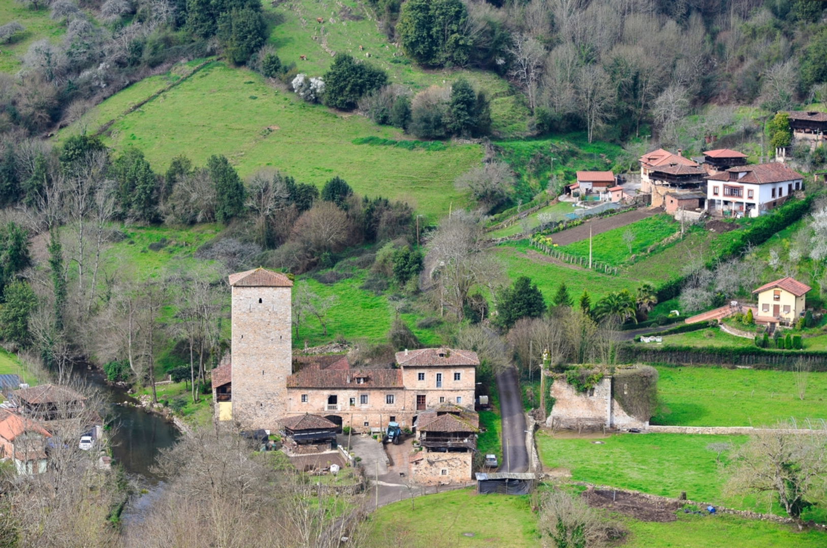 An image depicting the trail GR 101 Camino Real del Puerto de la Mesa and its surrounding area.