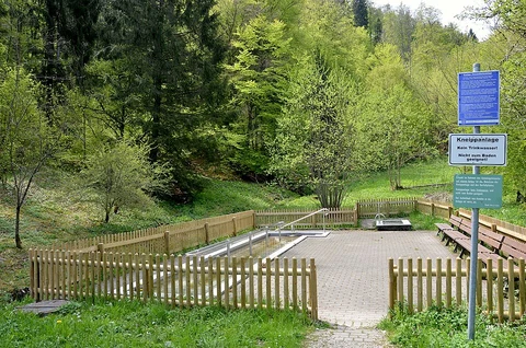 An image depicting the trail Hundsburgskopf Loop via Auf der Kneip and its surrounding area.