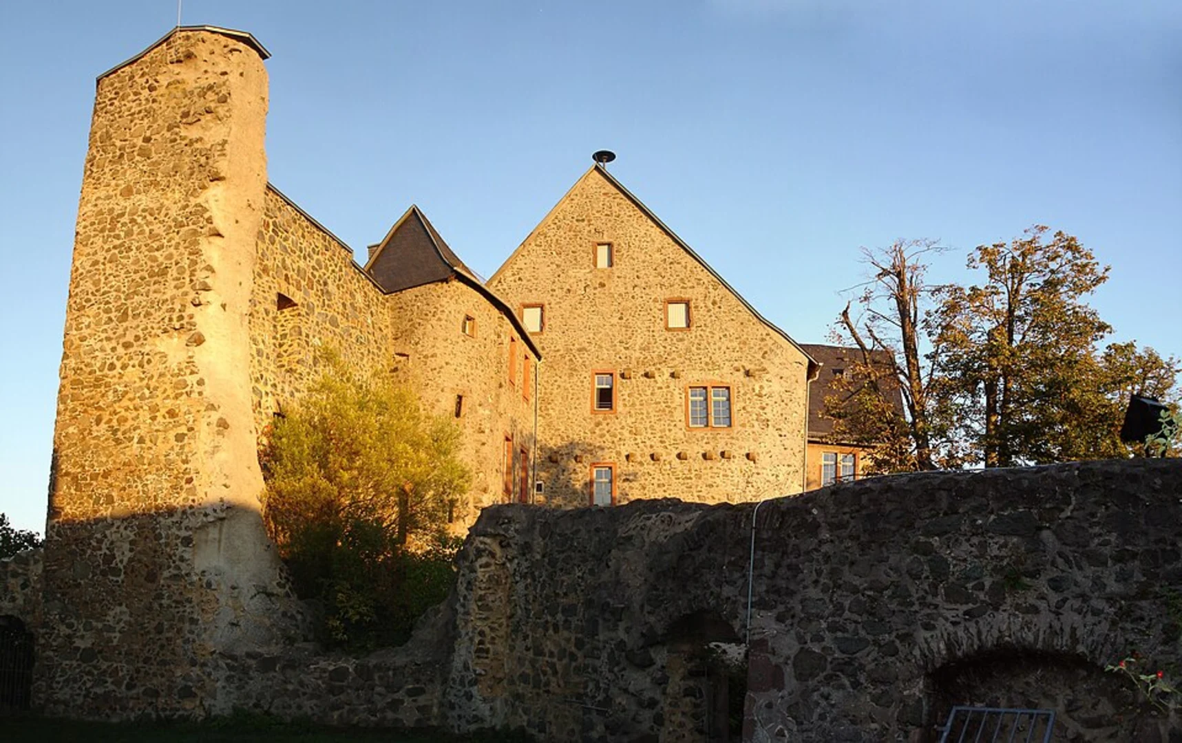 An image depicting the trail Hohensolms, Altenberg and Burg Hohensolms Loop and its surrounding area.