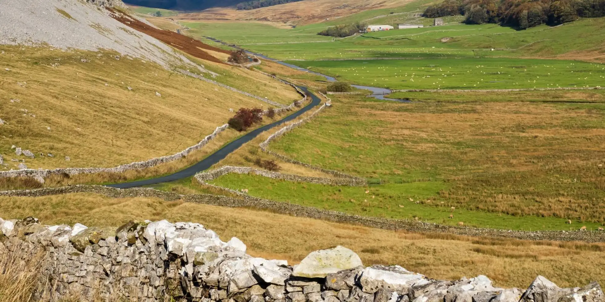 An image depicting the trail Kingsdale - Whernside and Yordas Cave and its surrounding area.