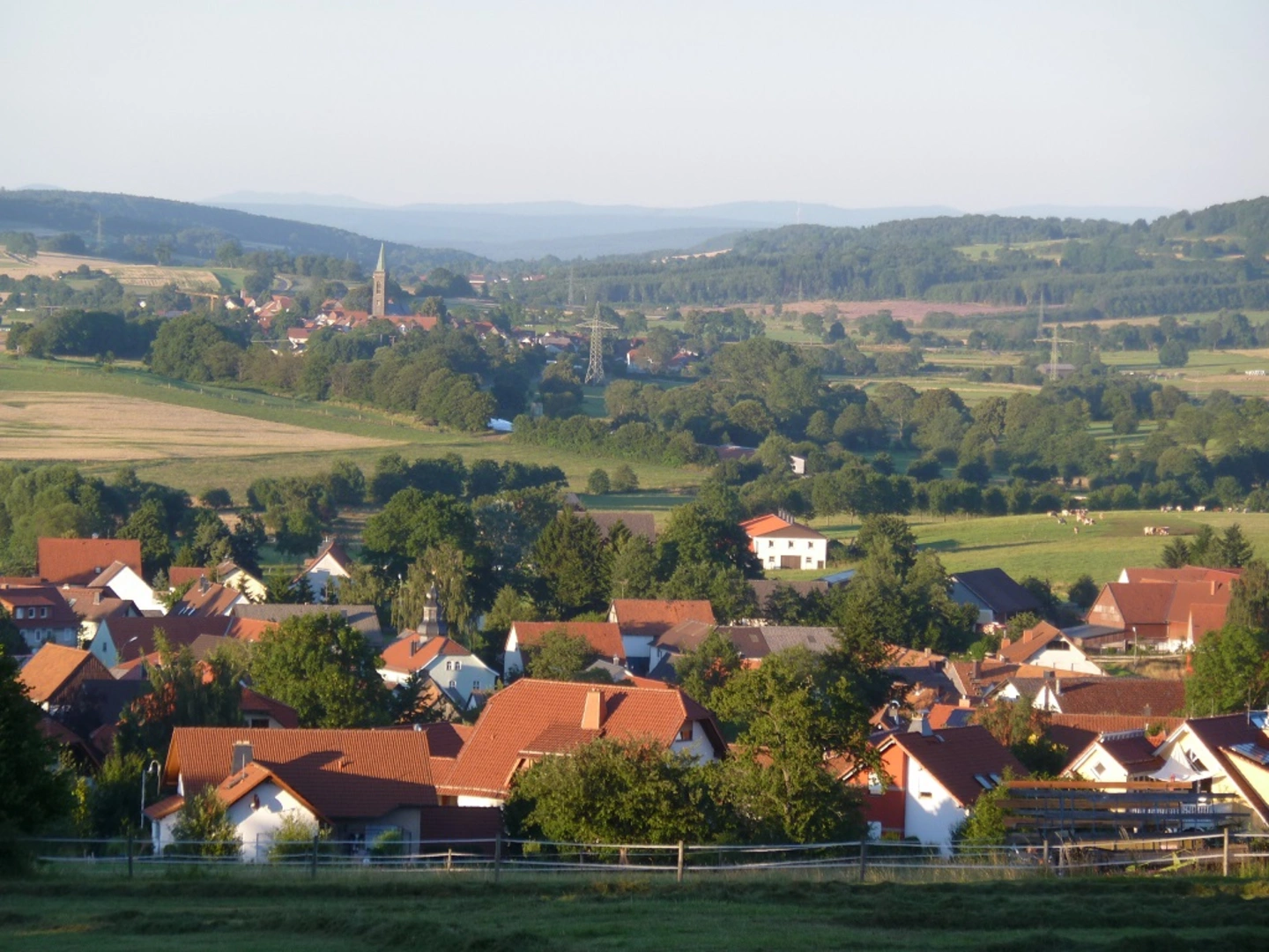 An image depicting the trail Kleine Hoehe Warte via QR Weg and its surrounding area.
