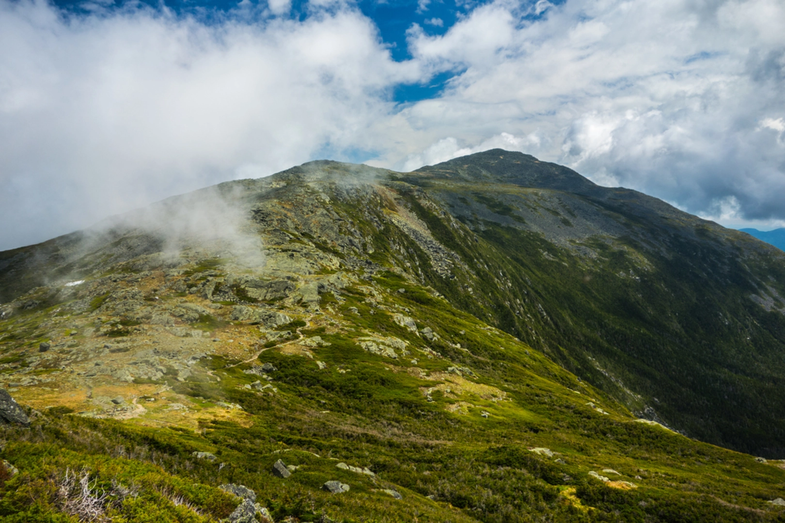 An image depicting the trail Mount Jefferson and Mount Quincy Adams Loop via Caps Ridge Trail and its surrounding area.