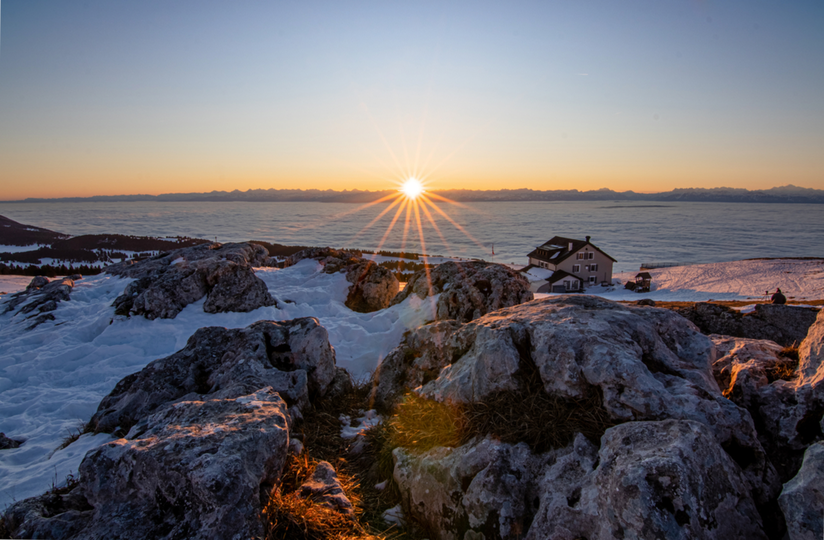 An image depicting the trail Môtiers - Poëta Raisse - Chasseron - Ste-Croix and its surrounding area.