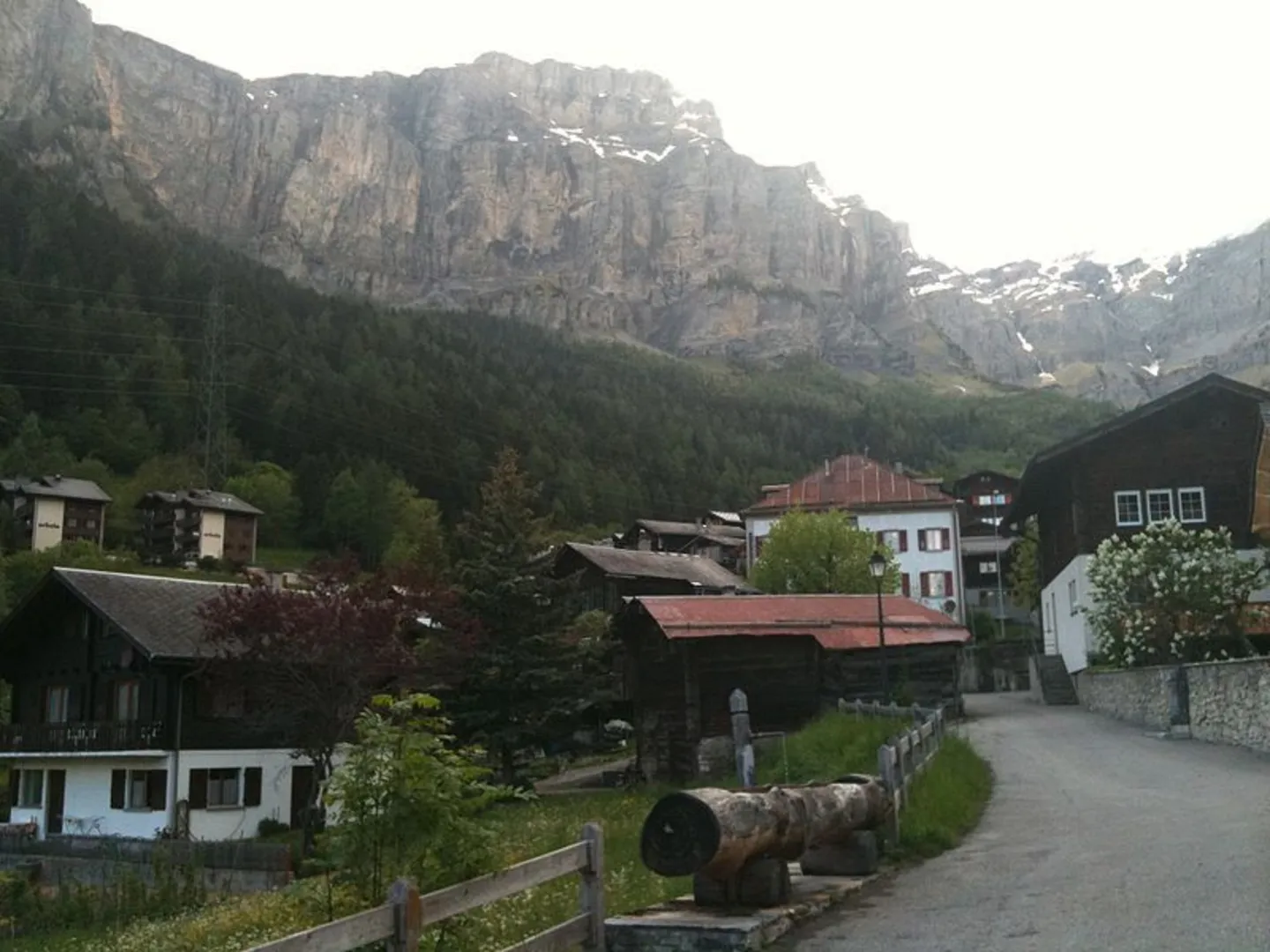 An image depicting the trail Inden - Varnersuon - Miège Trail and its surrounding area.