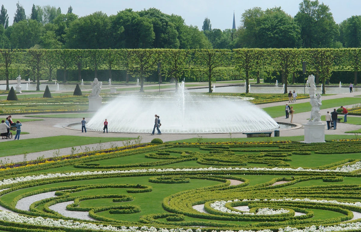 Hauptbahnhof to Grosser Garten via Herrenhaeuser Allee
