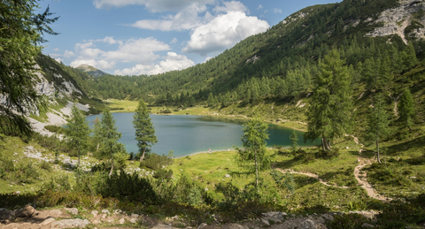 An image depicting the trail Tauplitz-Sagtümpel-Steirersee to the Gnanitzalm and its surrounding area.