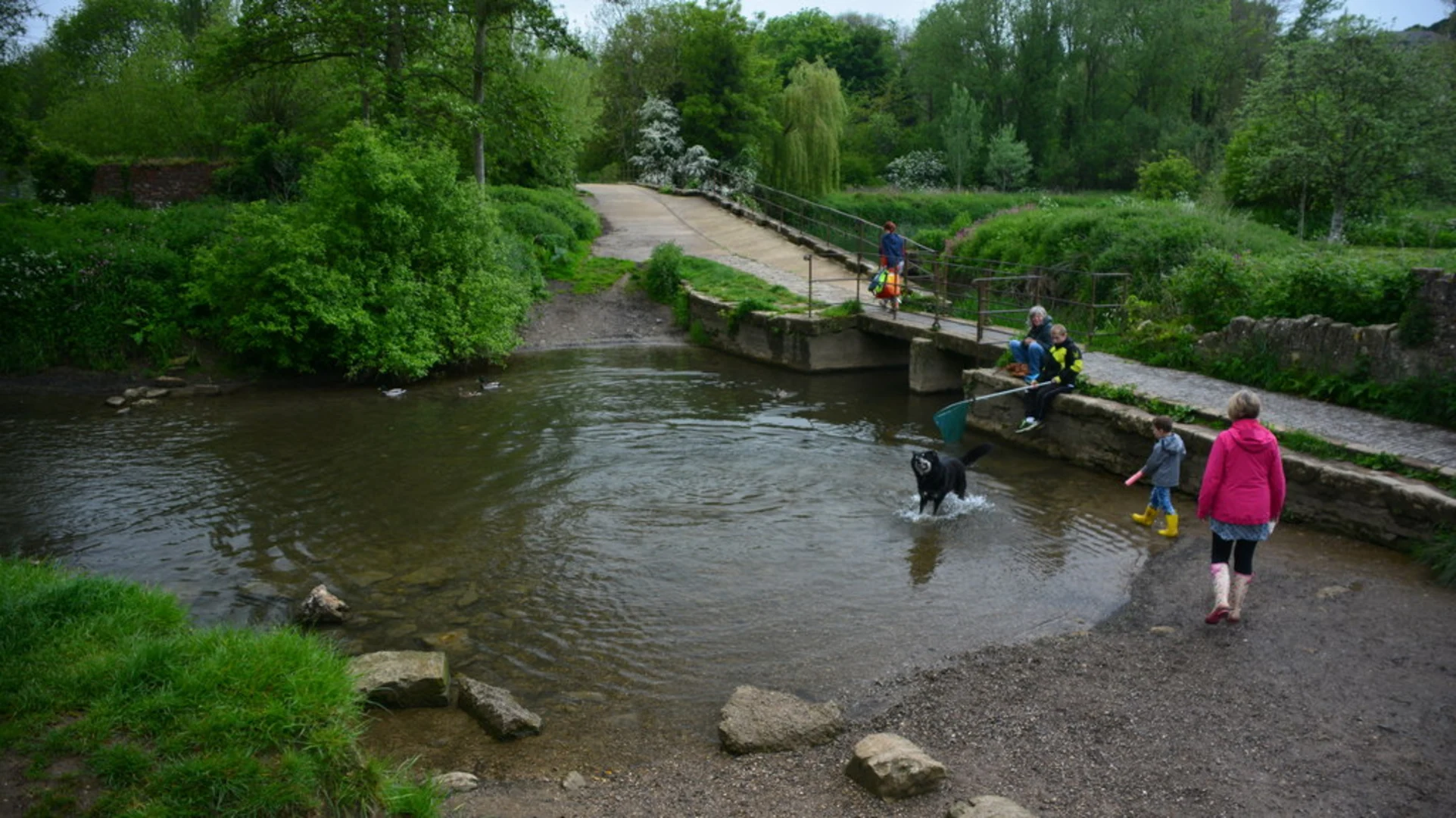 An image depicting the trail Barton Bridge and Kennet and Avon Canal Trail and its surrounding area.
