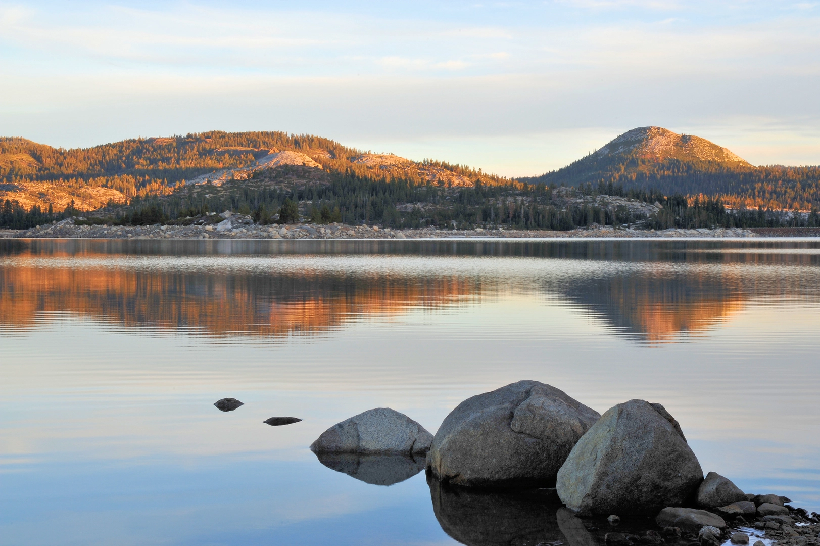 An image depicting the trail Rockbound Lake and Rubicon River via Rubicon Trail and its surrounding area.