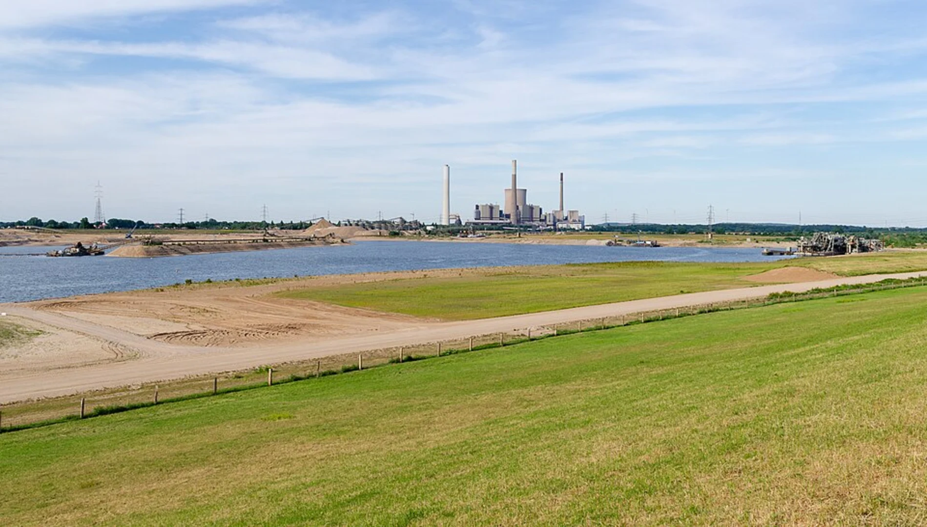 An image depicting the trail Baggersee Helmlingen via Rheinweg and its surrounding area.