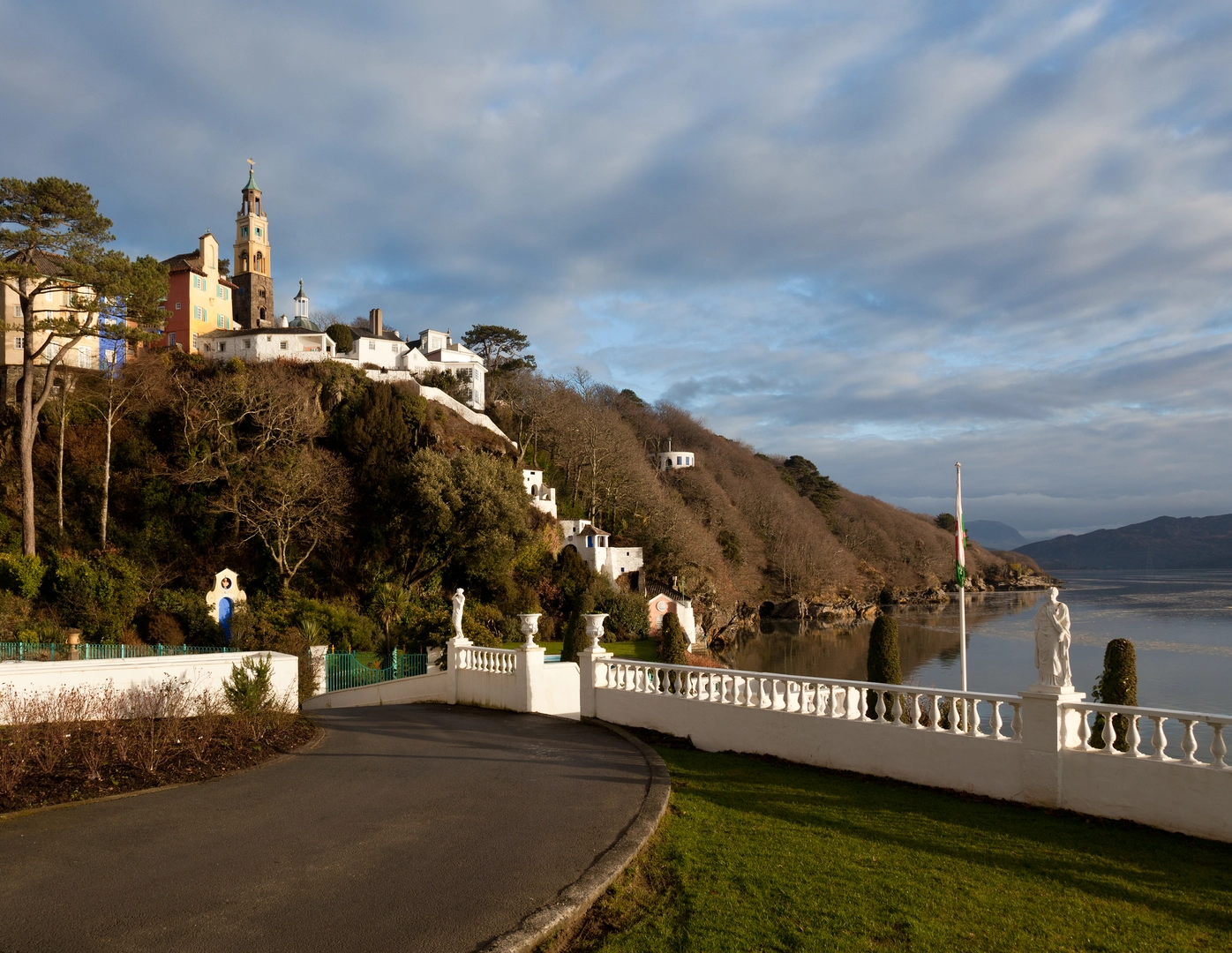 An image depicting the trail Aberdovey to Porthmadog Walk and its surrounding area.