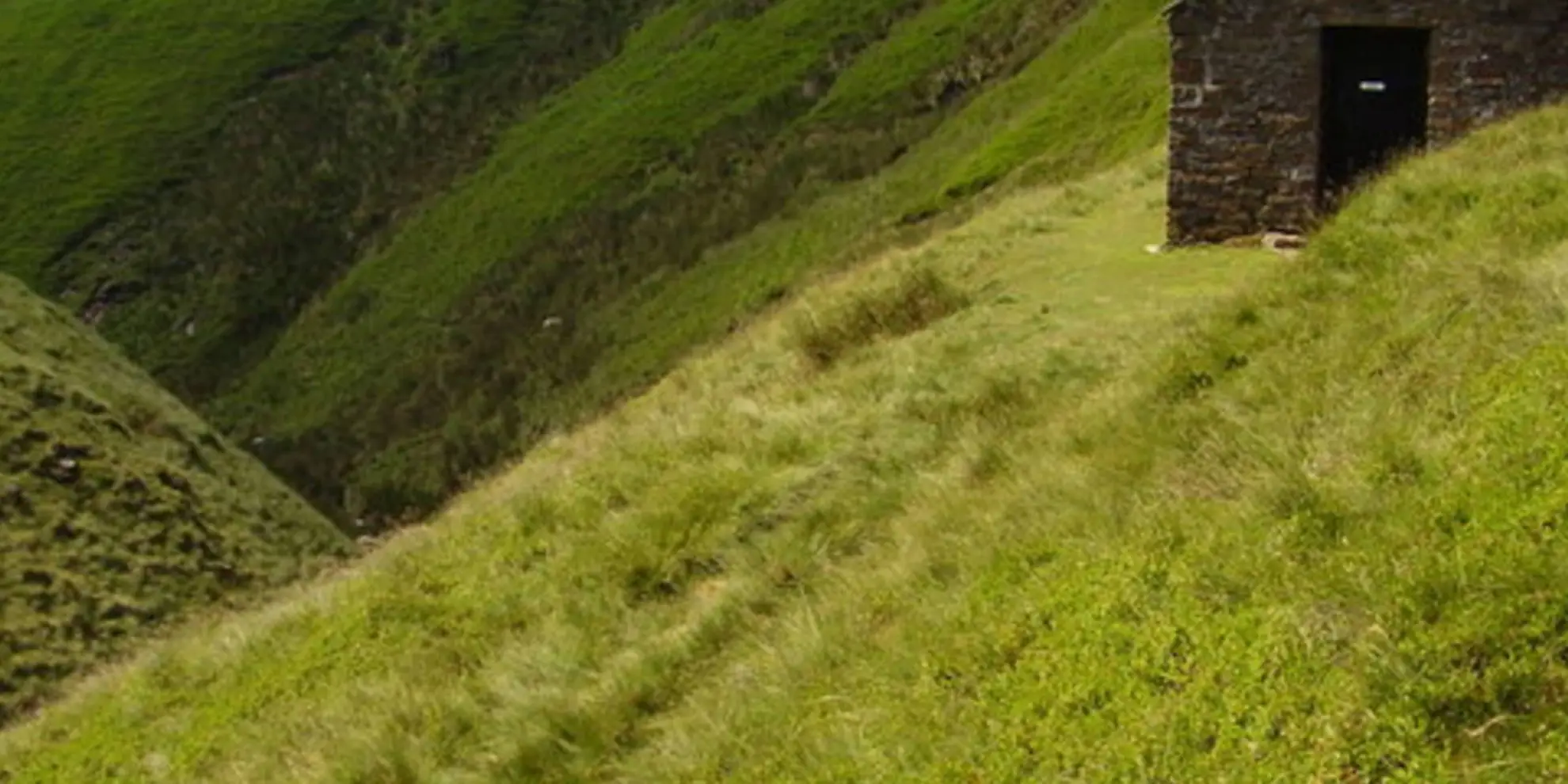 An image depicting the trail Oyster Clough and Blackden Edge from Birchen Clough and its surrounding area.
