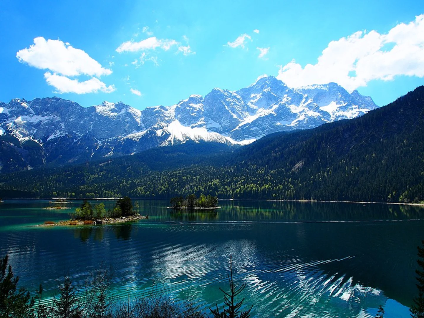 An image depicting the trail Badersee and Eibsee via Eibsee Rundwanderweg and its surrounding area.