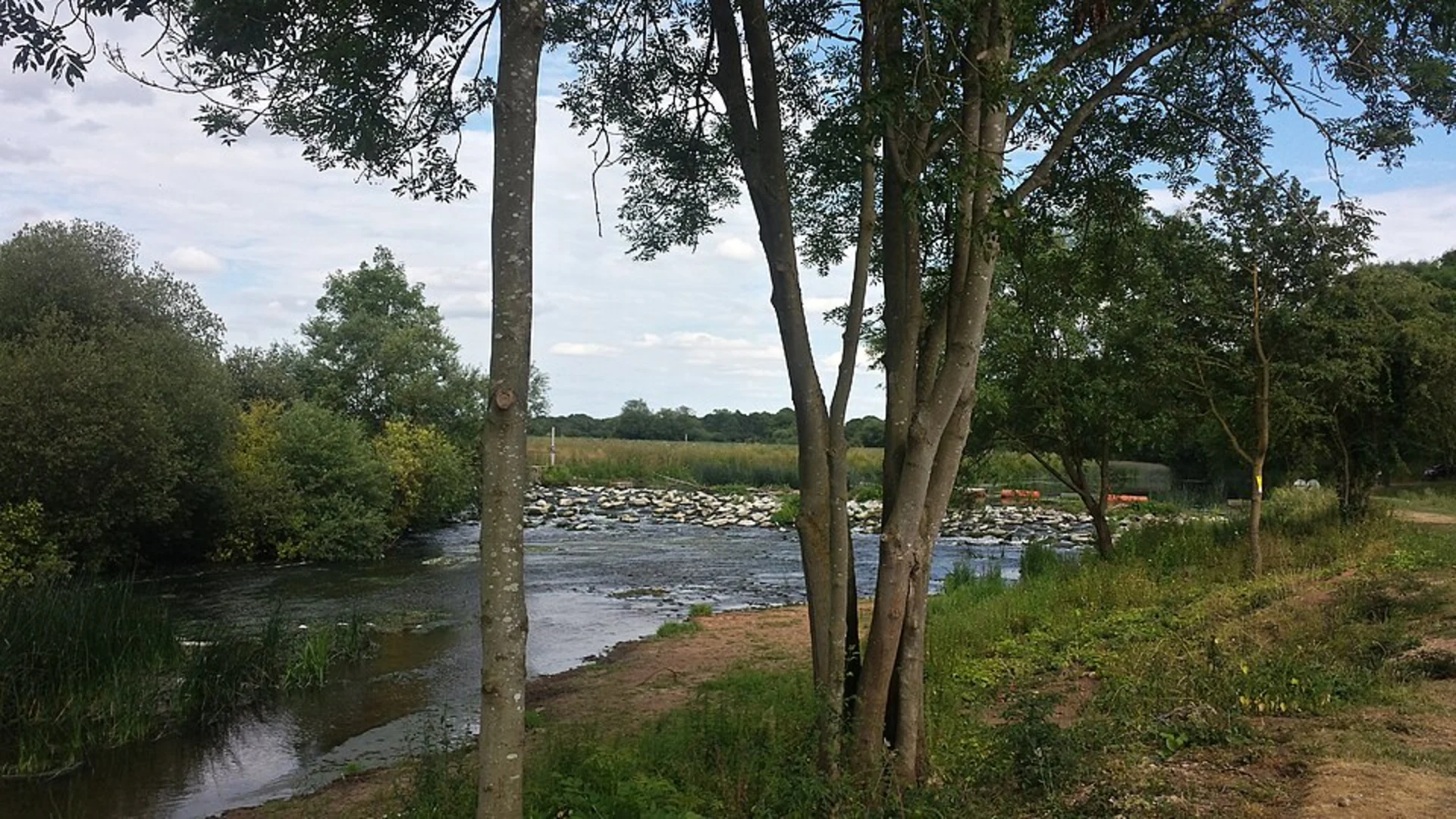 An image depicting the trail Marlcliff Hill via Shakespeare's Avon Way and its surrounding area.