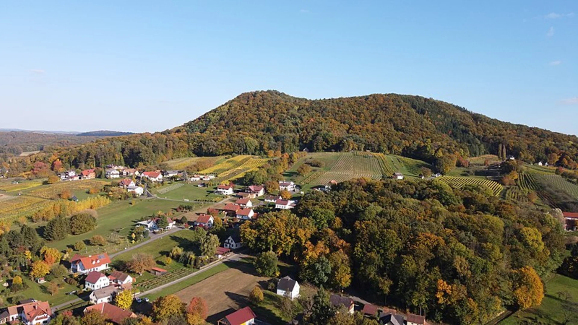 An image depicting the trail Sonnengesangsweg and its surrounding area.