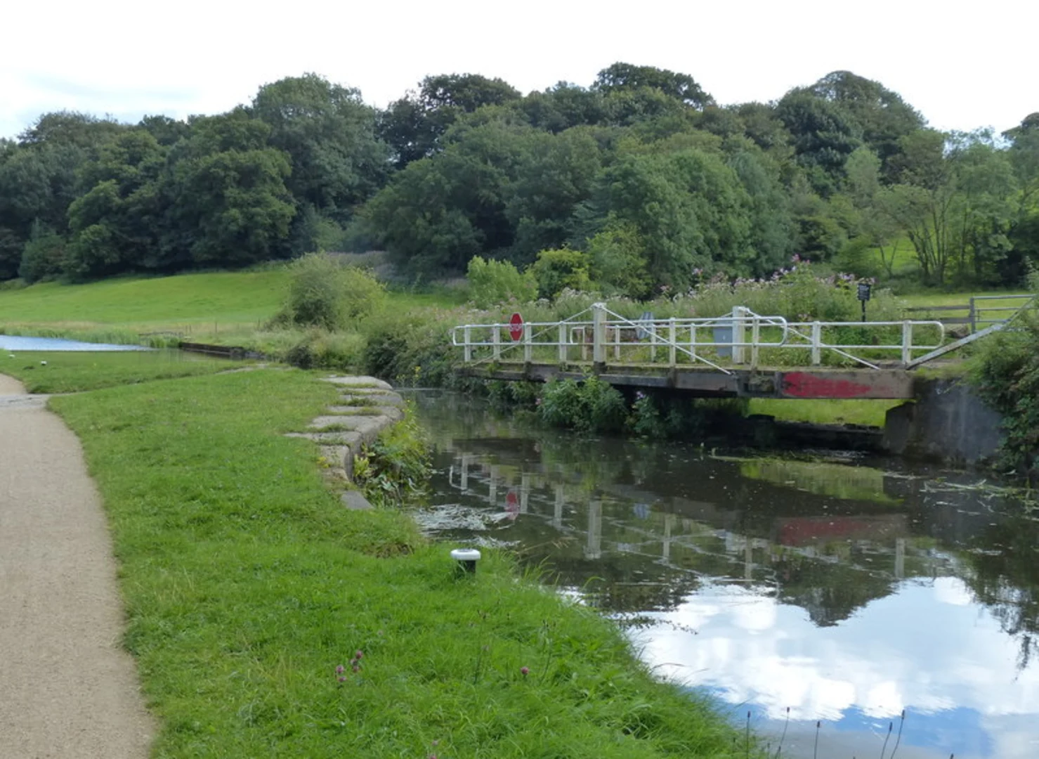 An image depicting the trail Leeds and Liverpoll Canal and Bramley Fell via Aire Valley Towpath and its surrounding area.