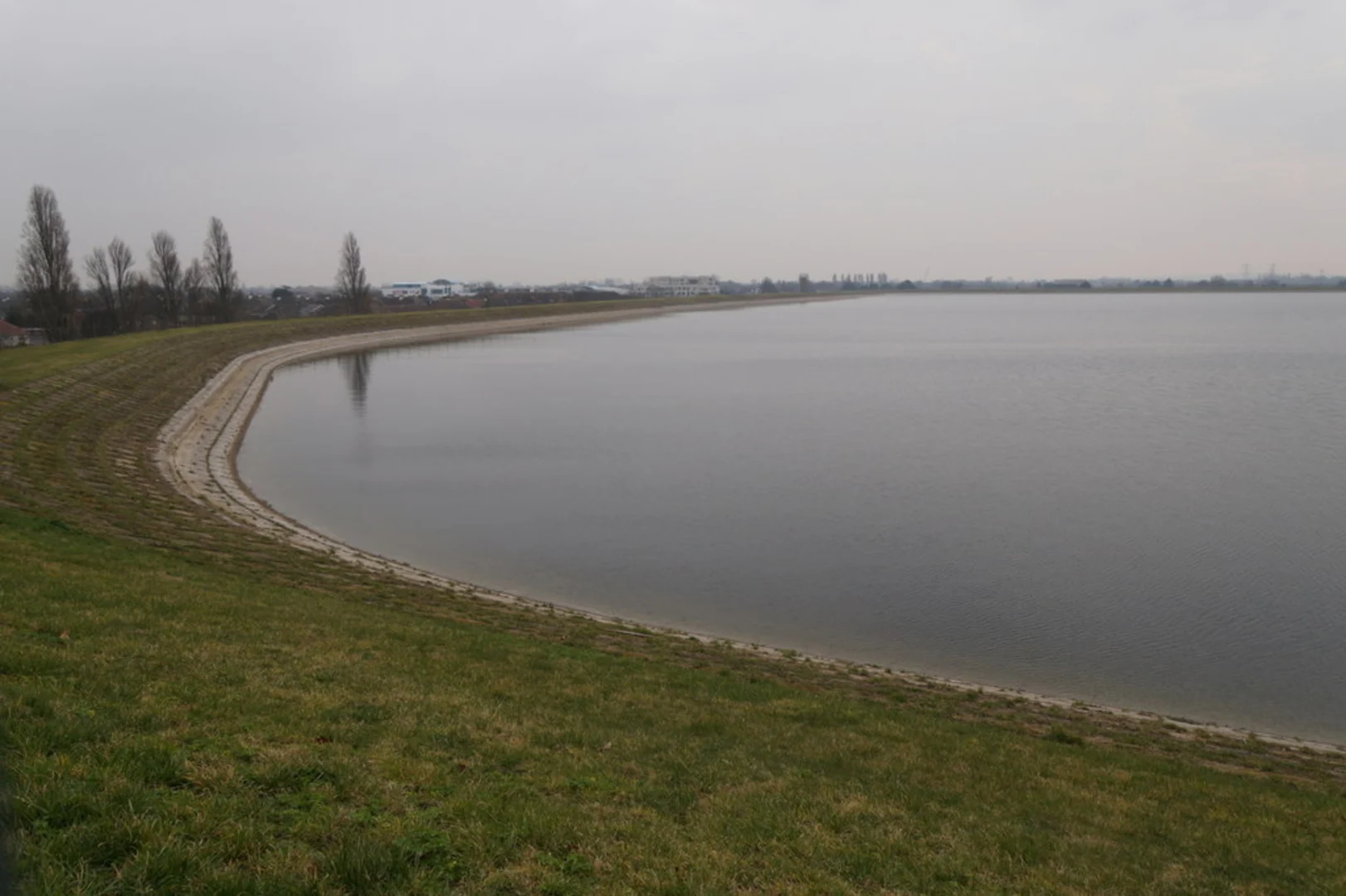 An image depicting the trail King George VI Reservoir and Stains Reservoirs Loop and its surrounding area.