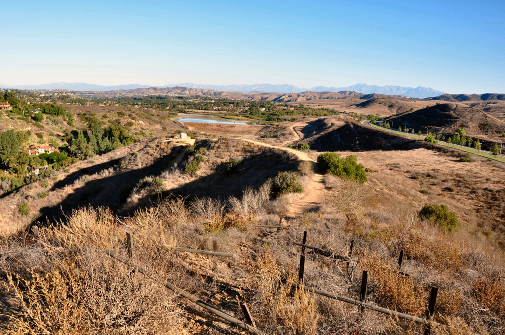 An image depicting the trail Peters Canyon Reservoir Loop and its surrounding area.