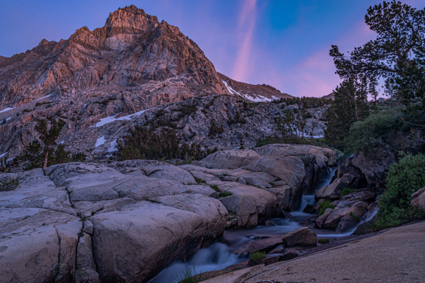An image depicting the trail Muriel Lake, Piute Lake and Loch Leven via Piute Pass Trail and its surrounding area.