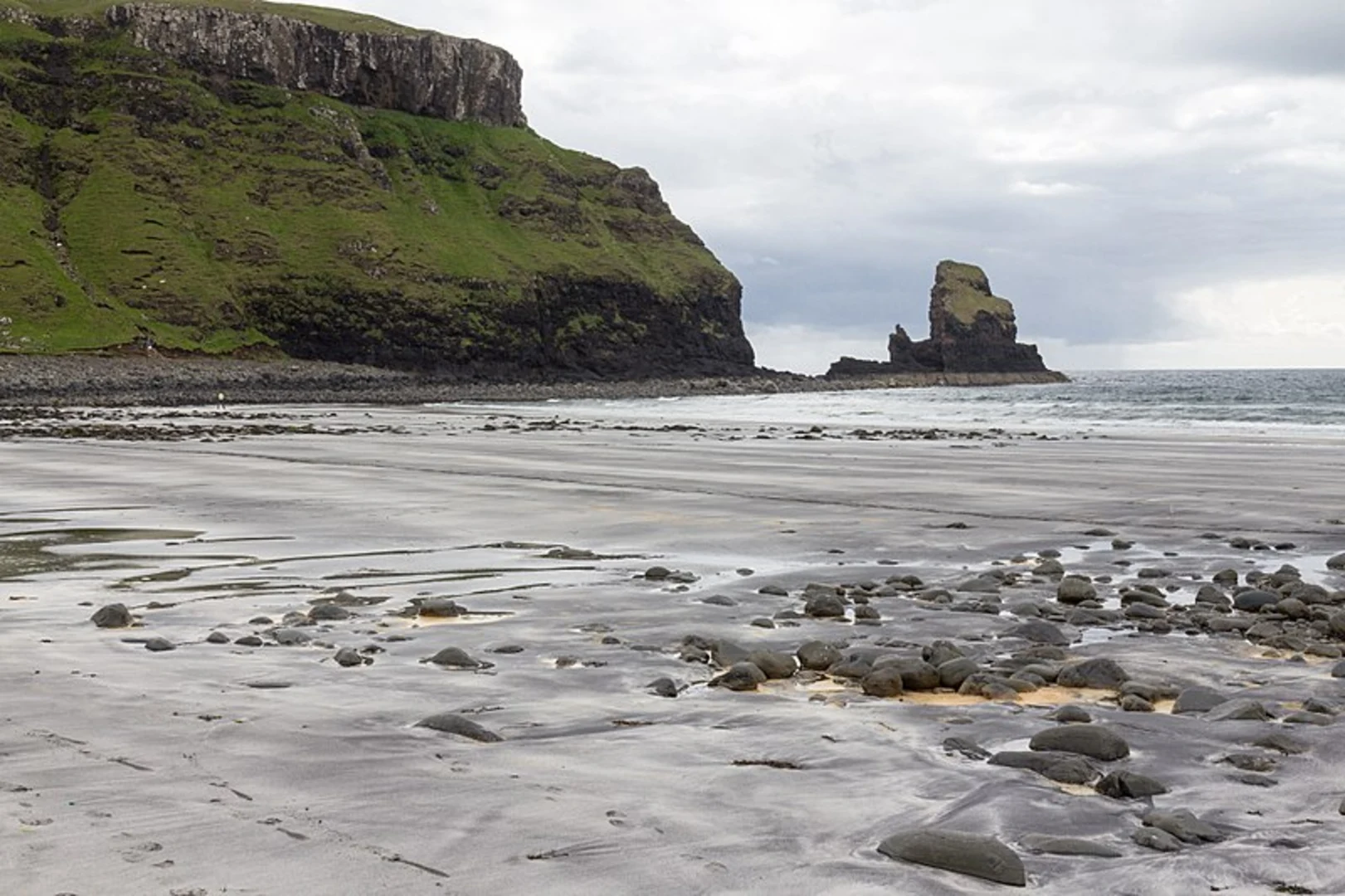 An image depicting the trail Talisker Waterfall and Talisker Bay Walk and its surrounding area.