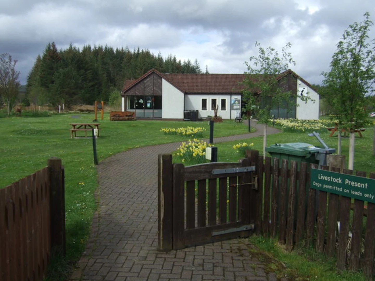 An image depicting the trail Little Loch Shin Trail and its surrounding area.