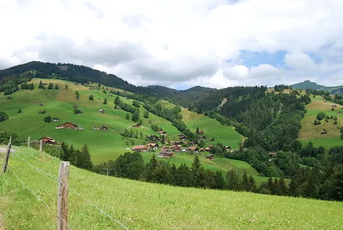 An image depicting the trail Niederhorn - Habkern and its surrounding area.