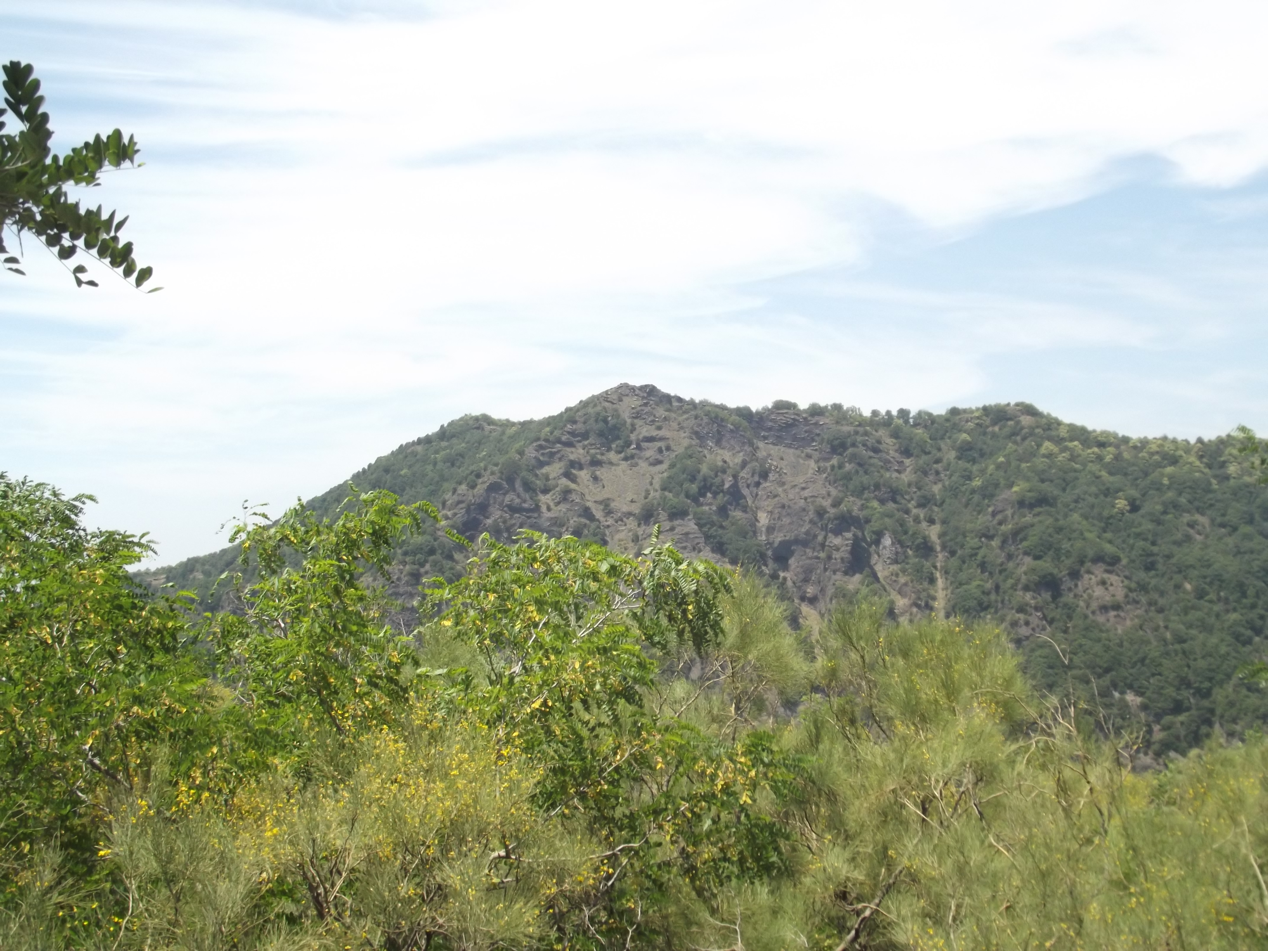 An image depicting the trail Vesuvius National Park and its surrounding area.