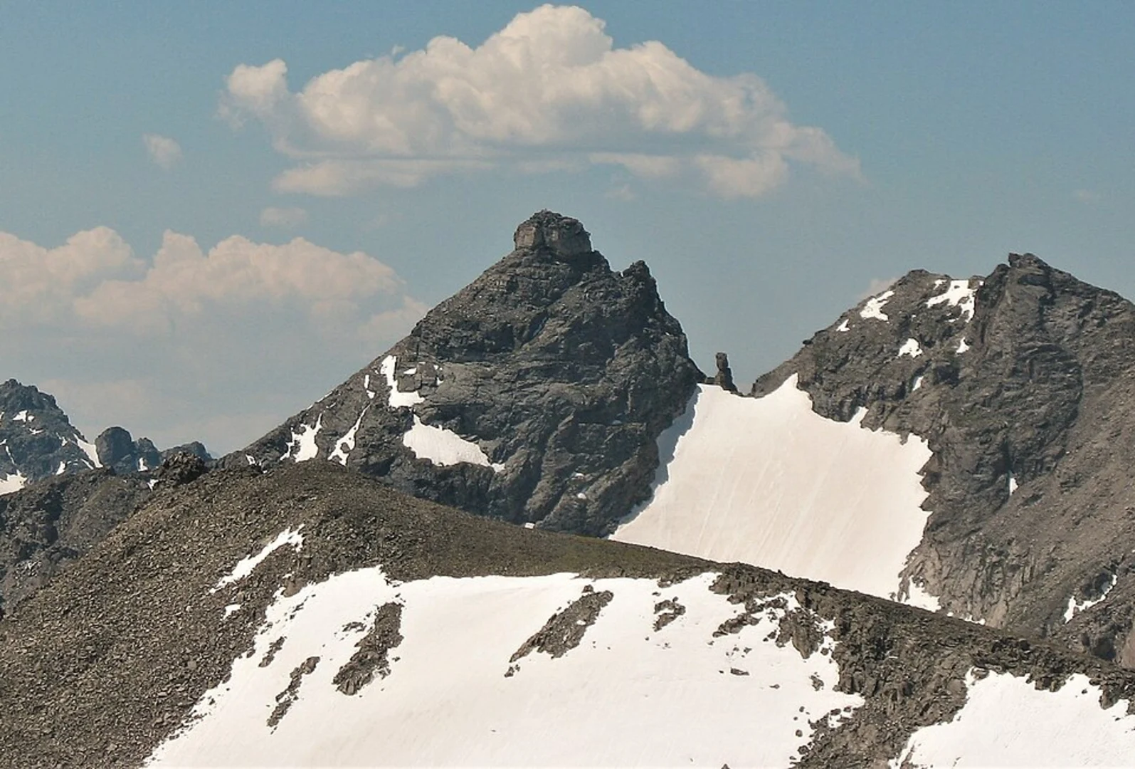 An image depicting the trail Navajo Peak via Lake Isabelle and Long Lake and its surrounding area.