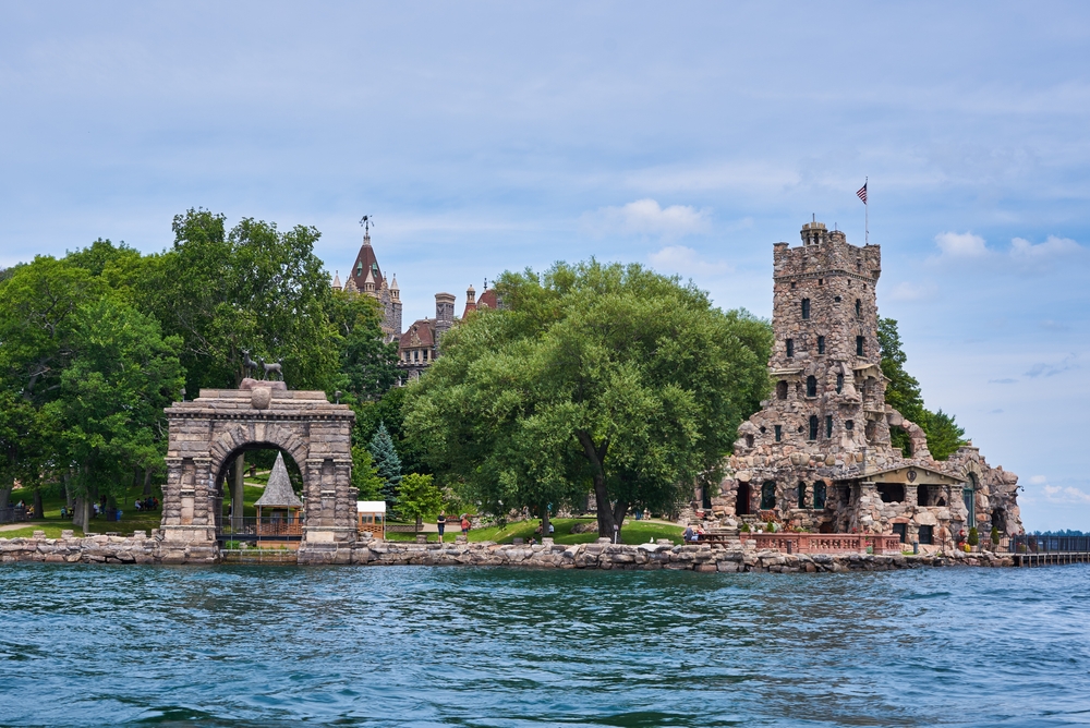 An image depicting the trail Thousand Islands National Park of Canada and its surrounding area.