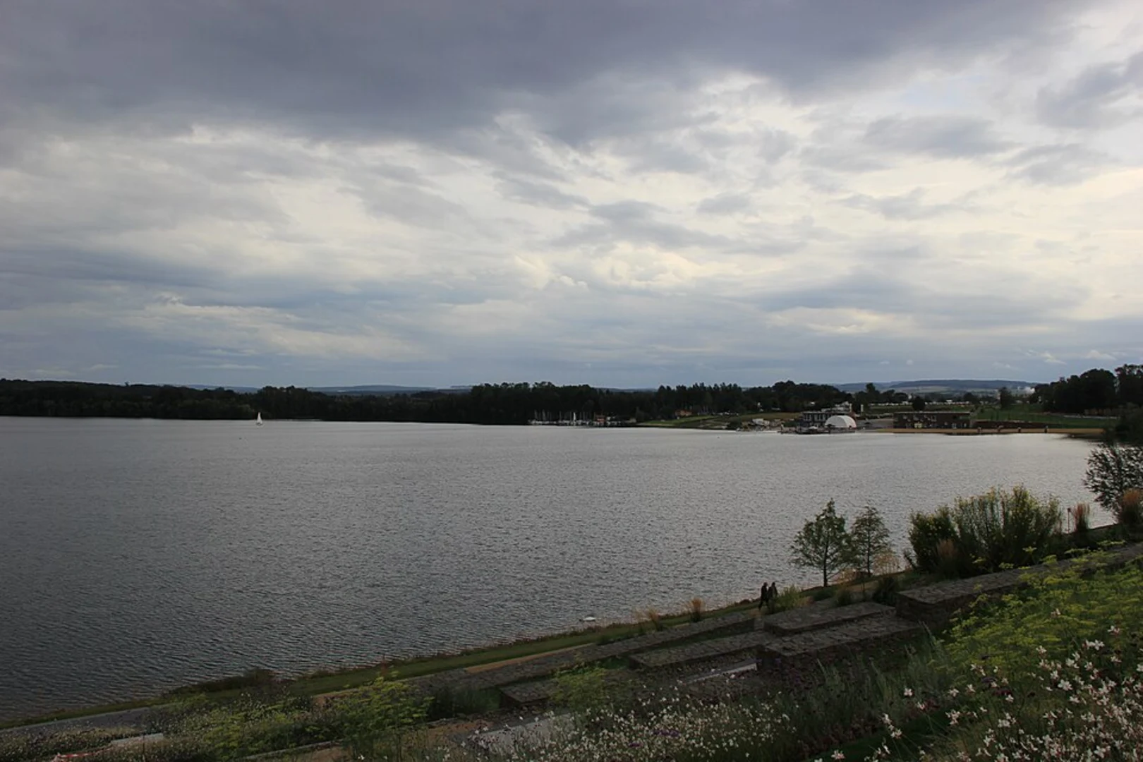 An image depicting the trail Zülpicher See Loop and its surrounding area.