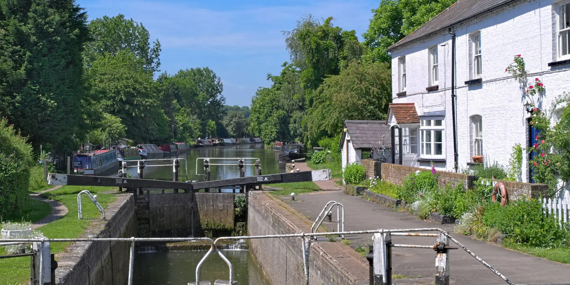 An image depicting the trail Cow Roast and Aldbury from Tring Station and its surrounding area.