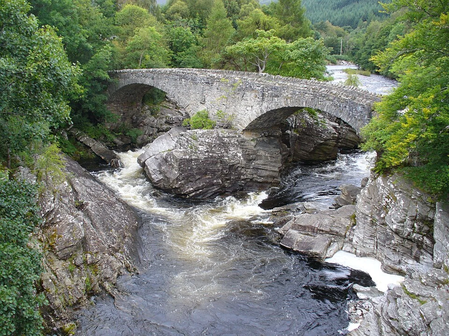 An image depicting the trail Fort Augustus to Alltsigh Walk and its surrounding area.