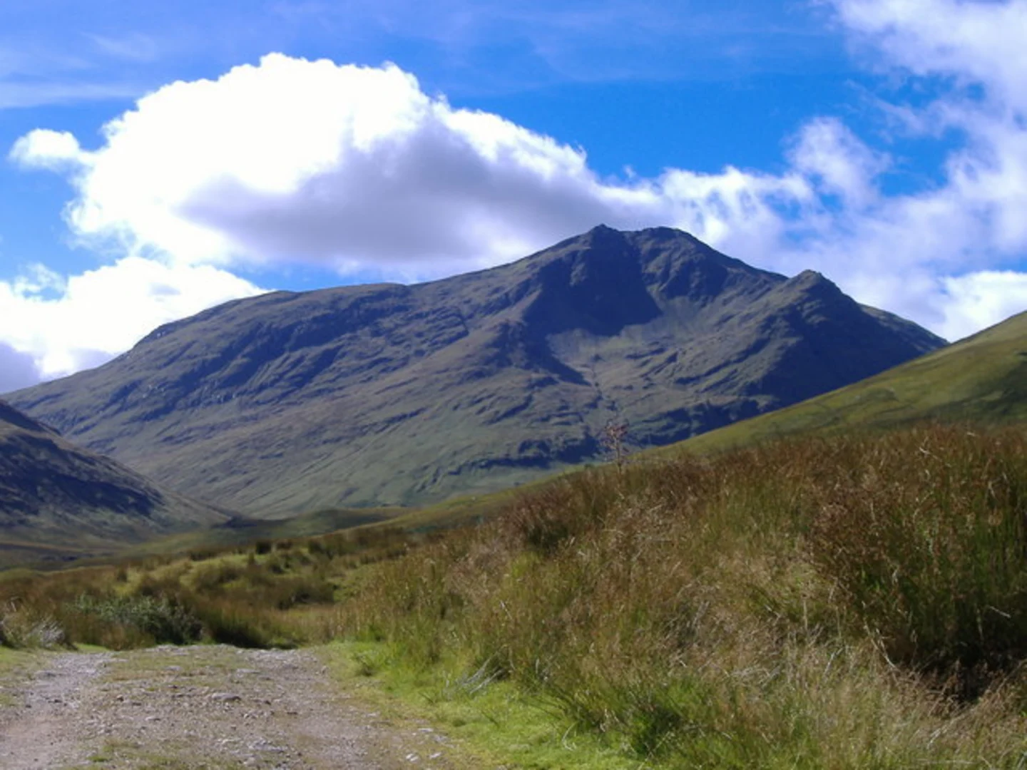 An image depicting the trail Ben Lui, Ben Oss and Beinn Dubhchraig Loop and its surrounding area.