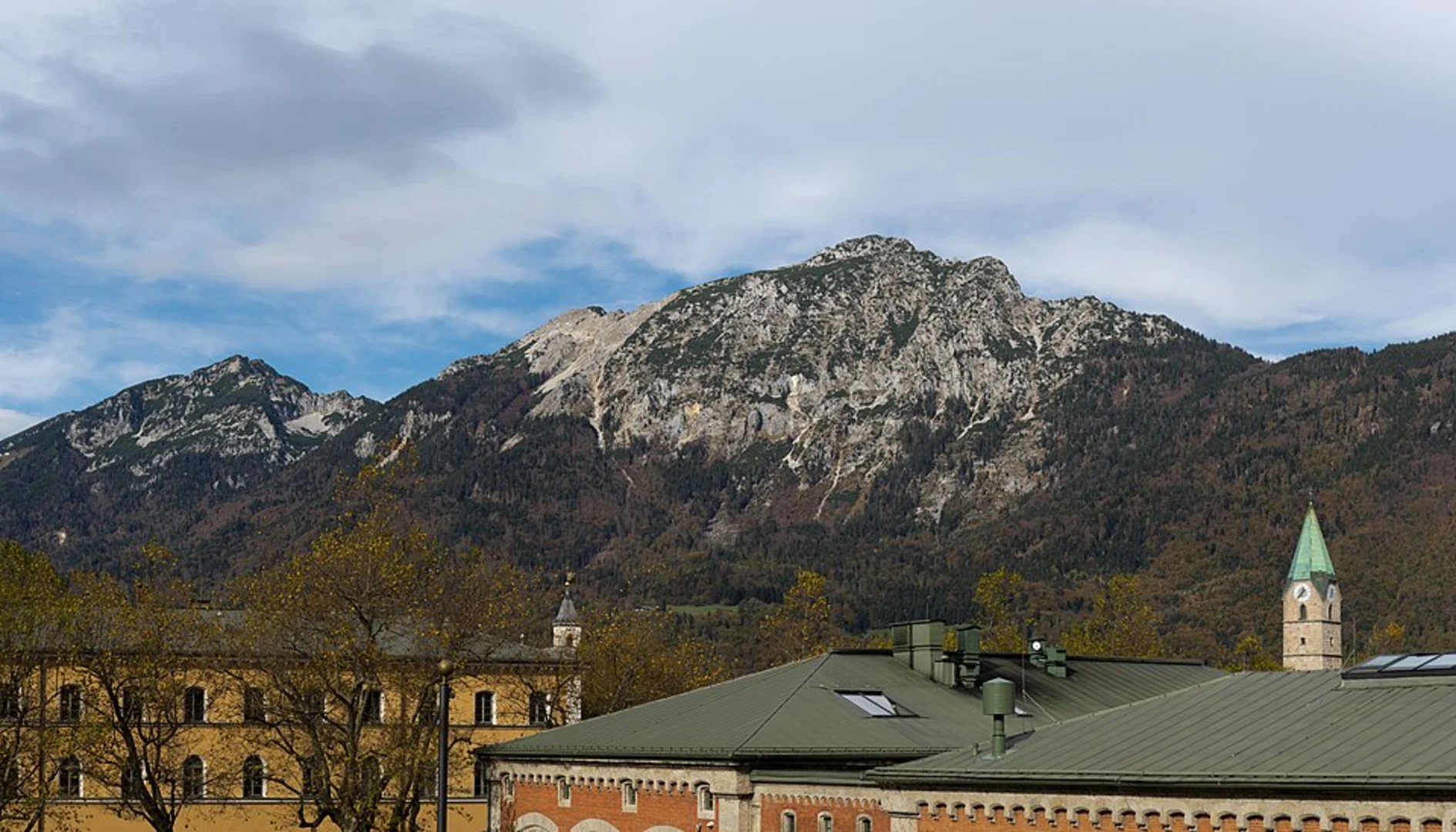 An image depicting the trail Hochstaufen Peak Loop via Bartlmahd and its surrounding area.