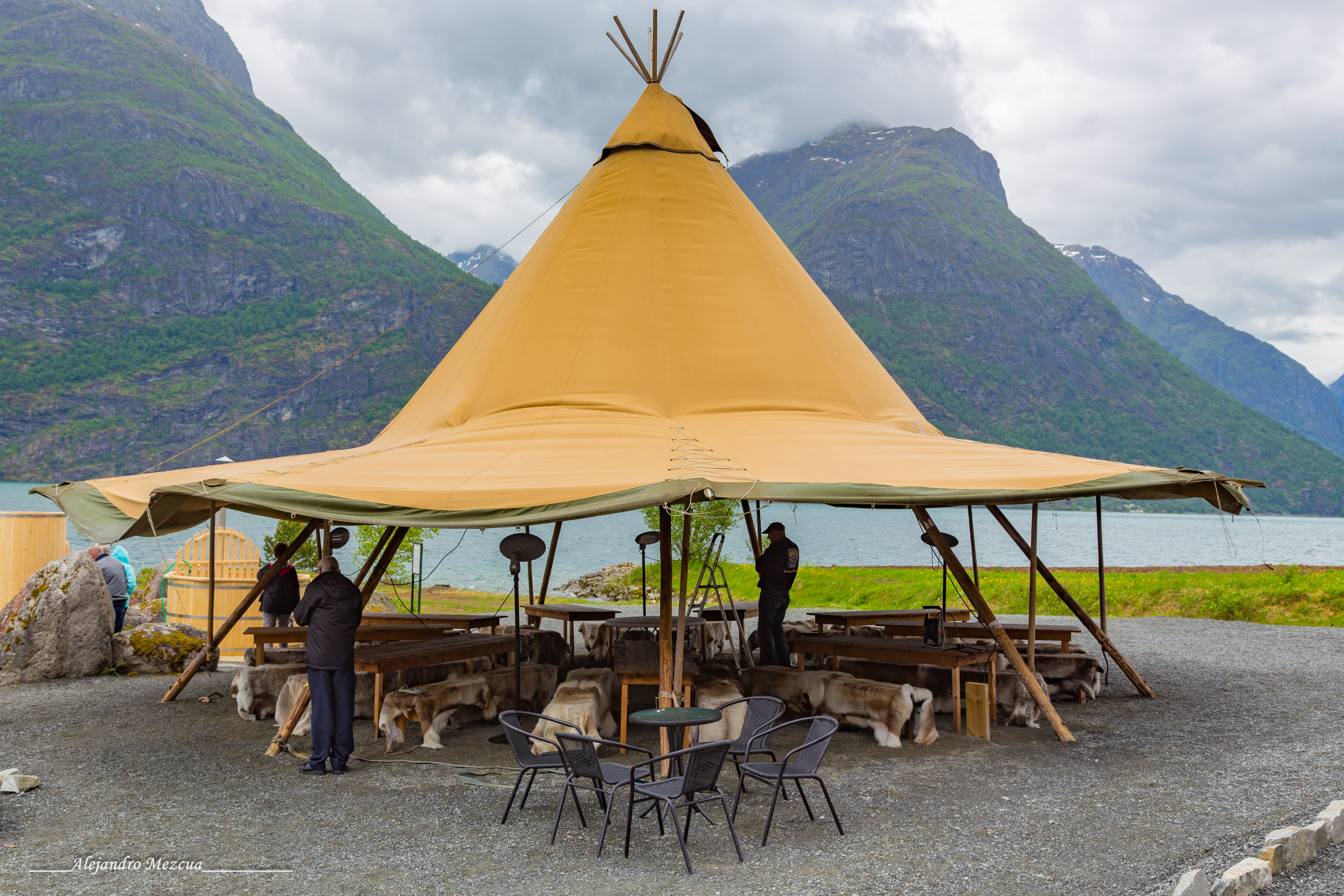 An image depicting the trail Jostedalsbreen National Park and its surrounding area.