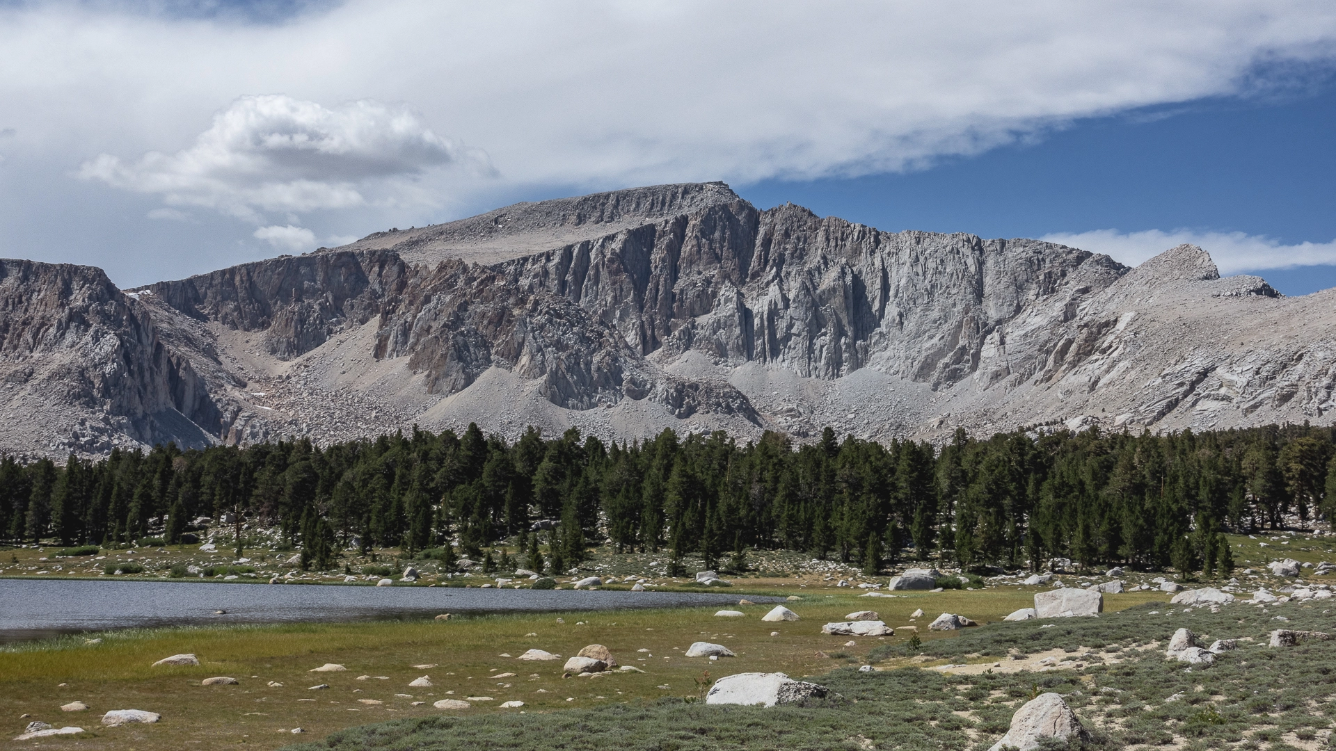 An image depicting the trail Cottonwood Pass, Army Pass and Cottonwood Lakes Loop Trail and its surrounding area.