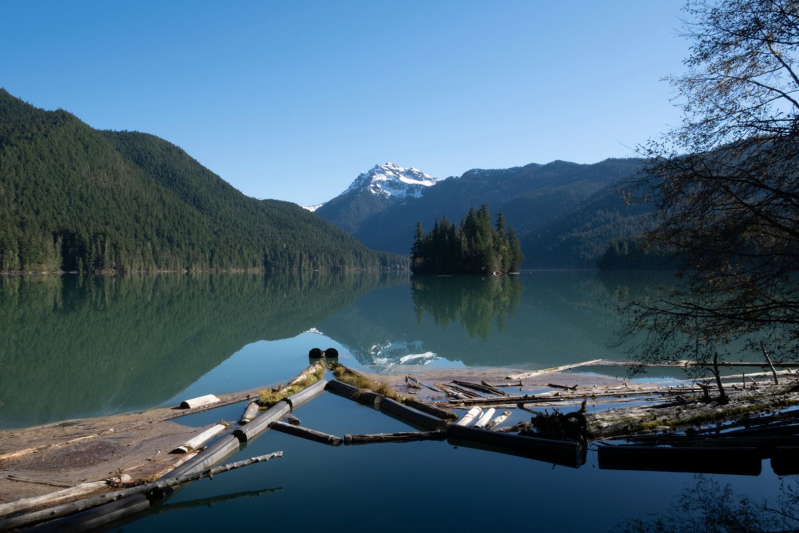 An image depicting the trail Upper Lake via Clear Lost Trail and its surrounding area.