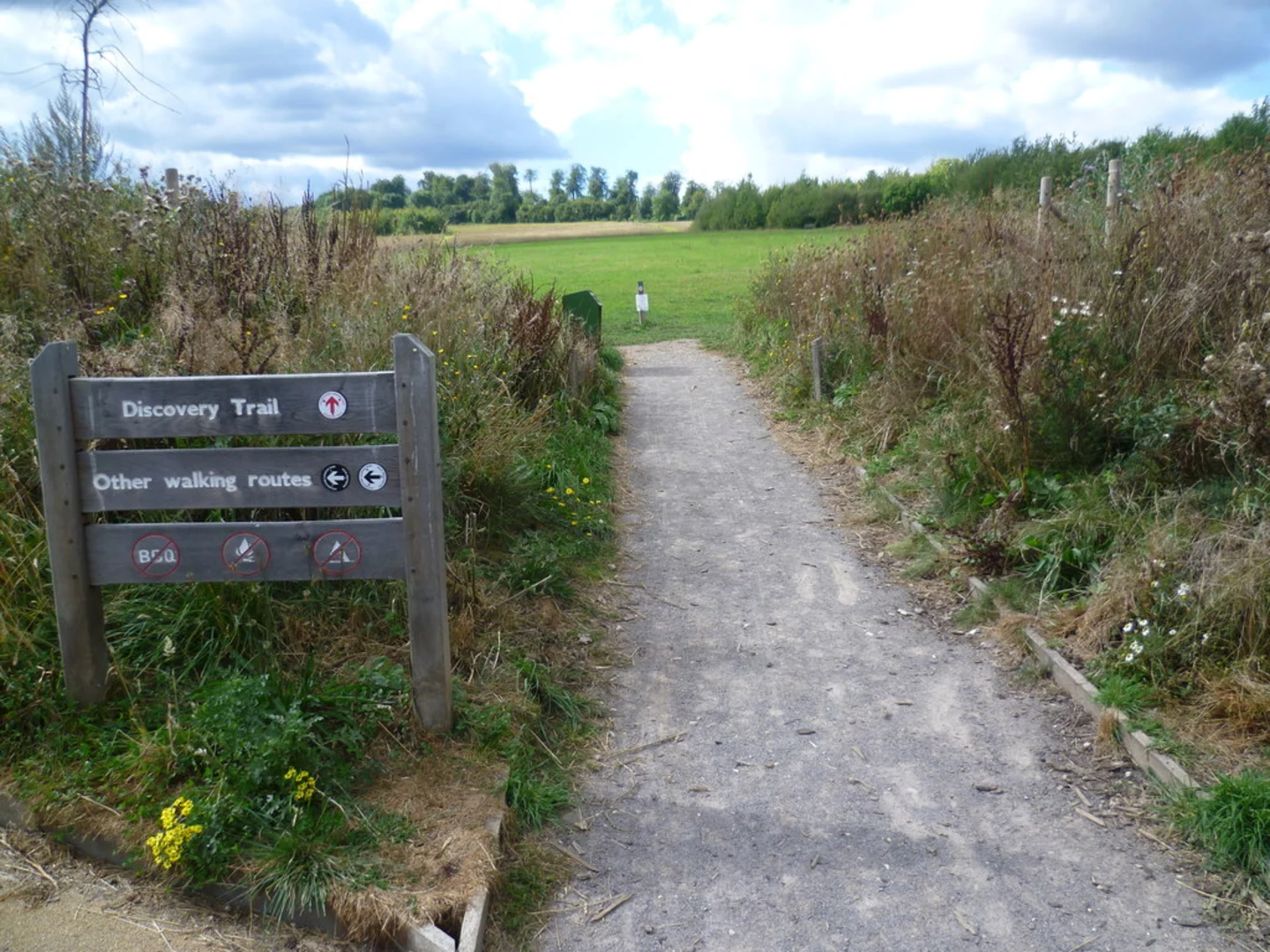 An image depicting the trail Lullingstone Country Park Loop and its surrounding area.