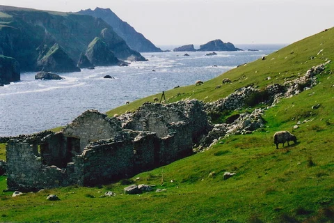 An image depicting the trail Glenlough Bay and its surrounding area.
