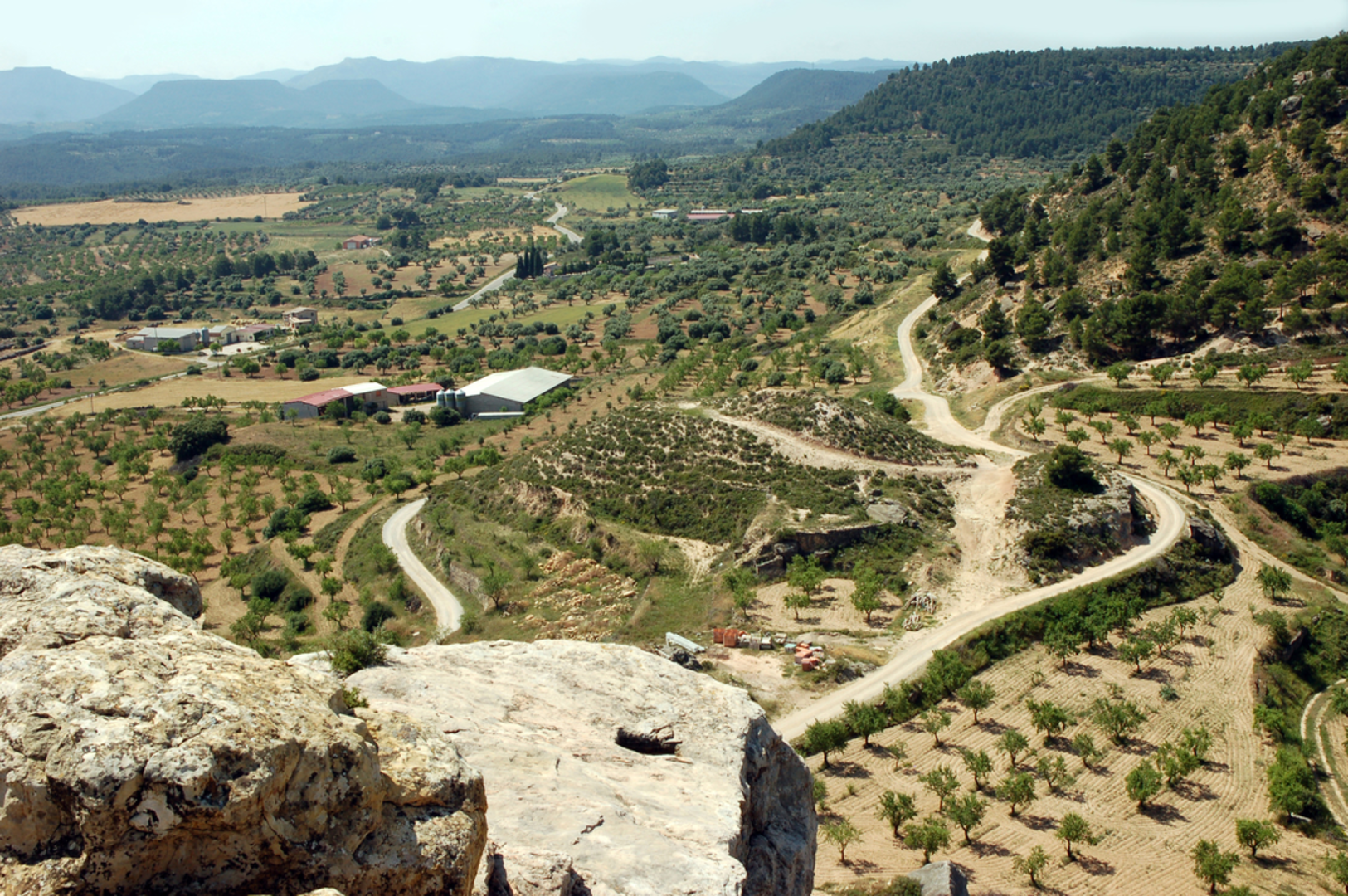 An image depicting the trail La Fresneda - Valdetormo PR TE 163 and its surrounding area.