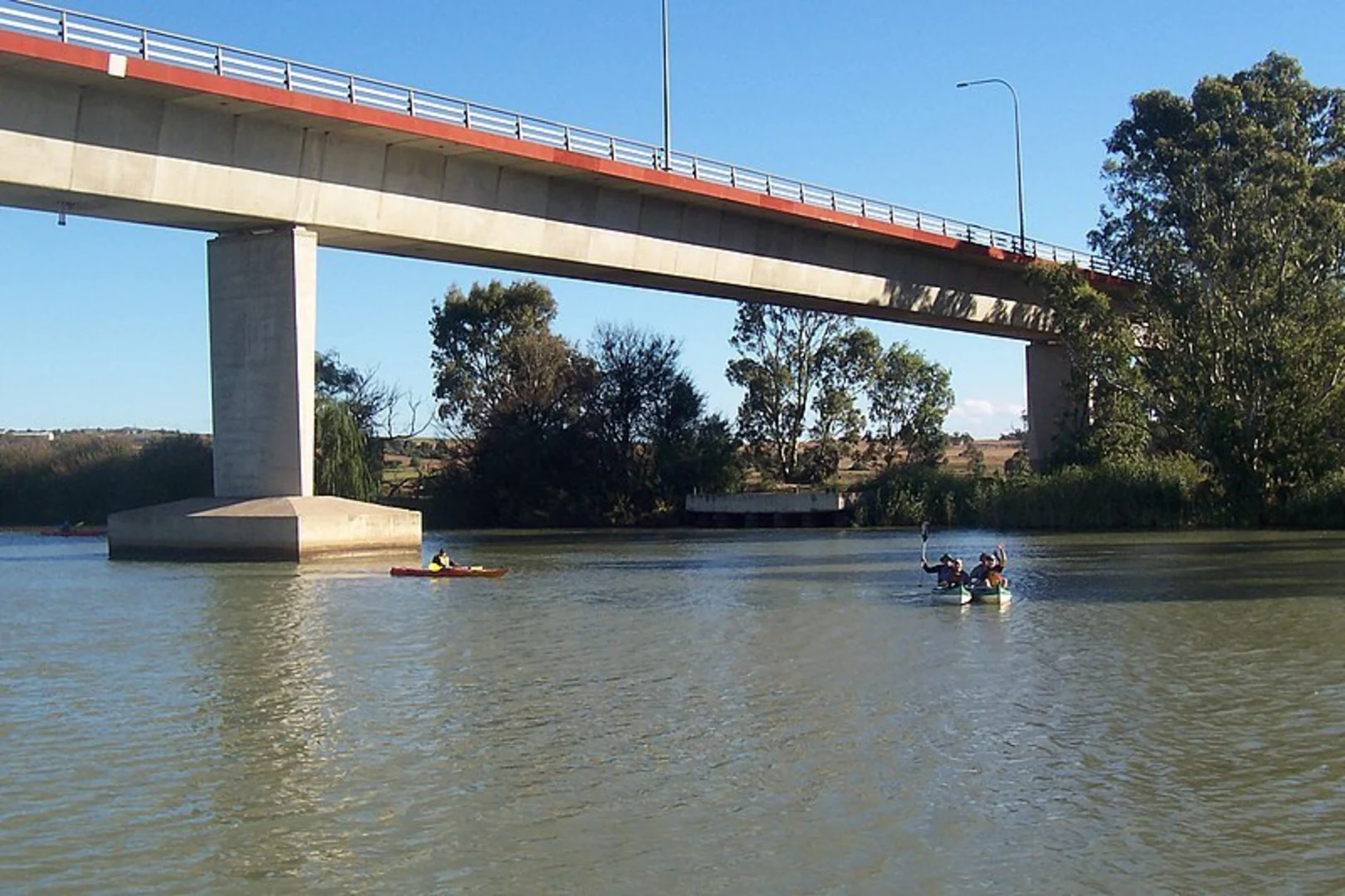 An image depicting the trail Swanport Wetlands Walk and its surrounding area.