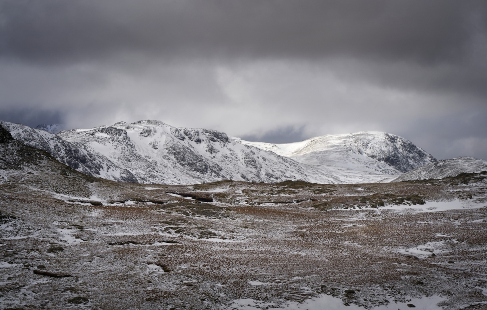 An image depicting the trail Allen Crags and its surrounding area.