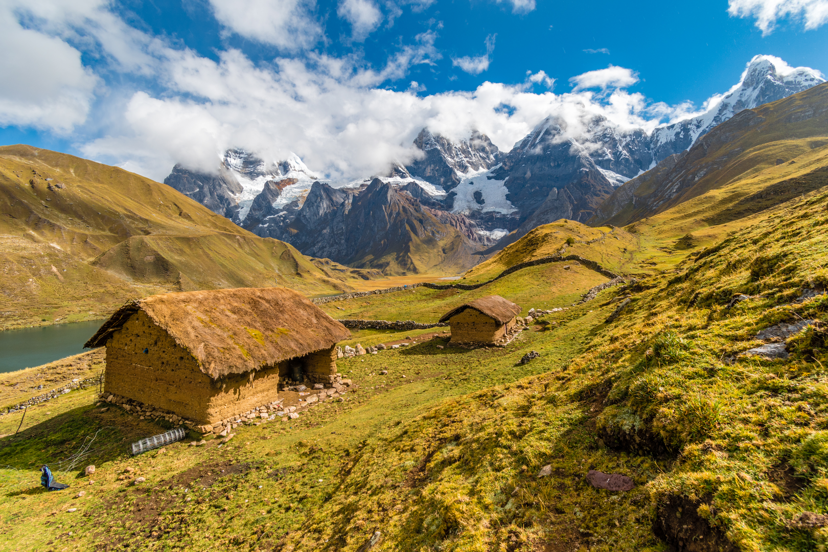 An image depicting the trail Huayhaush Hike and its surrounding area.