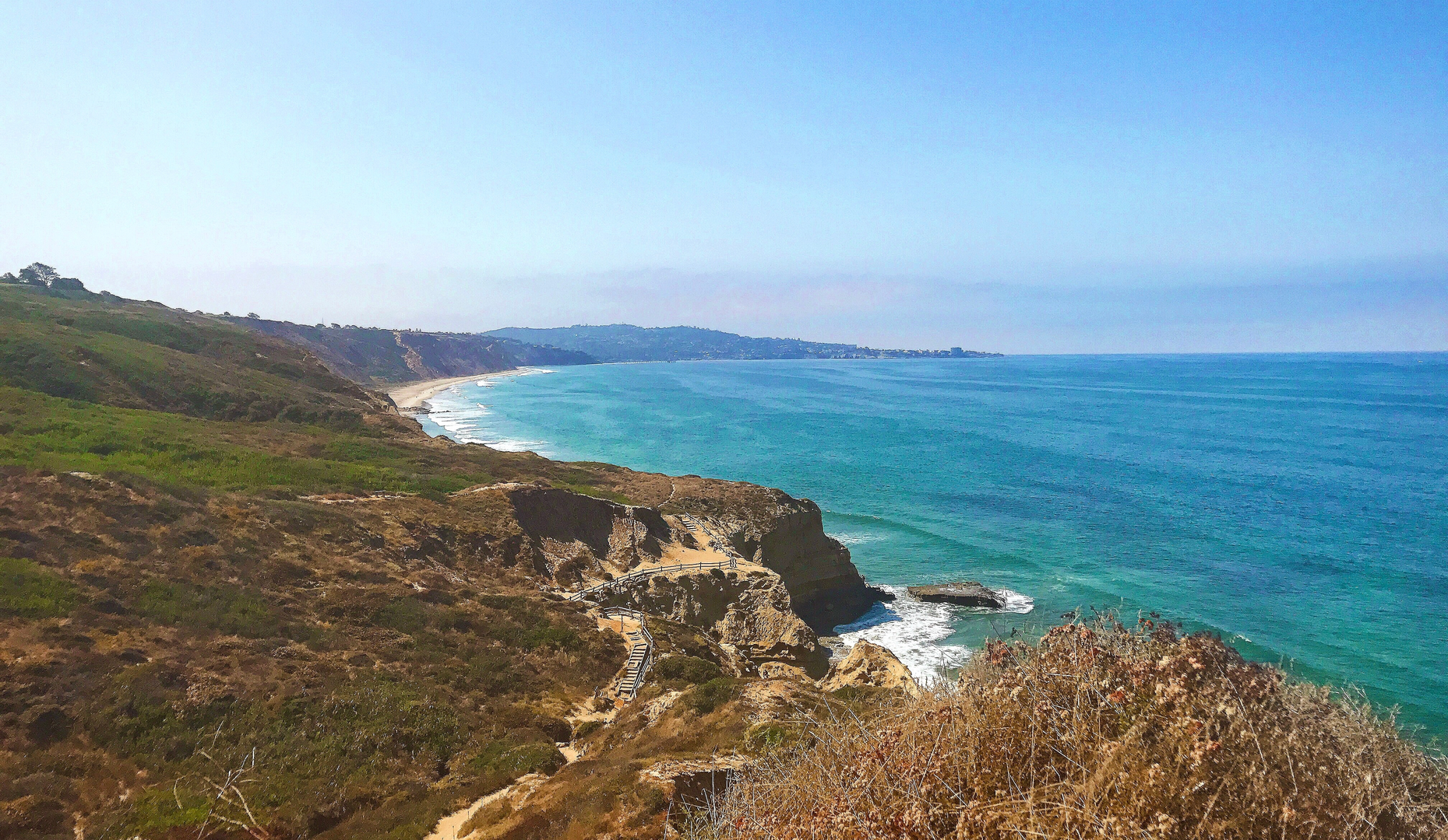 An image depicting the trail Mar Scenic Drive - West Ridge DAR Loop Trail and its surrounding area.