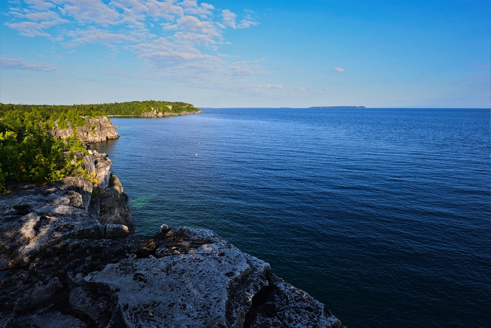 An image depicting the trail Bruce Peninsula National Park of Canada and its surrounding area.