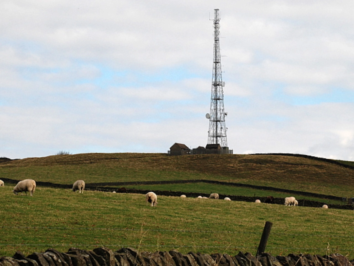 An image depicting the trail Eyam and Grindleford Loop via Sir William Hill and its surrounding area.